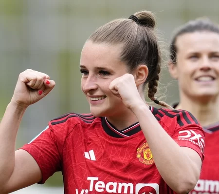 Ella Toone hits stunning late winner as Manchester United battle past Leicester